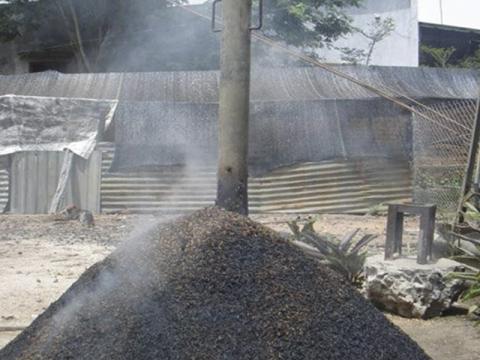 Đống trấu đang hun